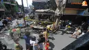 Rumah yang hangus terbakar itu kini menjadi tontonan warga sekitar (Liputan6.com/Herman Zakharia)