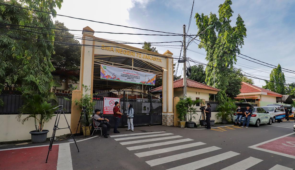 Situasi dan kondisi di depan pintu SMAN 72 Jakarta, Senin (10/11/2025). Pasca-insiden ledakan yang terjadi pada Jumat (7/11/2025), suasana di sekitar di sekolah tersebut pada Senin (10/11/2025) pagi masih terlihat sepi. (merdeka.com/Arie Basuki)
