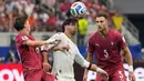 Pemain Spanyol Ferran Torres berebut bola dengan pemain Portugal Francisco Conceicao dan Diogo Dalot selama pertandingan sepak bola babak 16 besar Piala Dunia antara Portugal dan Spanyol di Arlington, Texas, dekat Dallas, Senin, 6 Juli 2026. (AP Photo/Tony Gutierrez)