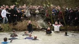 Permainan bernama The Royal Shrovetide Football Match digelar di Inggris untuk menyambut datangnya Hari Raya Paskah, Selasa (28/2). Permainan ini dimainkan dua hari yaitu saat Shrove Tuesday dan hari raya Rabu Abu. (AFP Photo/ Oli SCARFF)