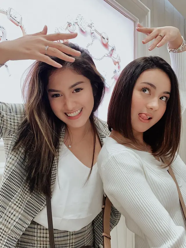 6 Potret Persahabatan Ochi Rosdiana dan Ersya Aurelia, Kompak Banget