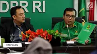 Wakil Sekjen PPP Achmad Baidowi (kanan) bersama M. Iqbal (tengah) saat memberi penjelasan mengenai Workshop Nasional DPRD F-PPP se-Indonesia di Jakarta, Jumat (11/5). Workshop akan dihadiri 1.200 anggota dewan dari 34 DPW PPP. (Liputan6.com/JohanTallo)