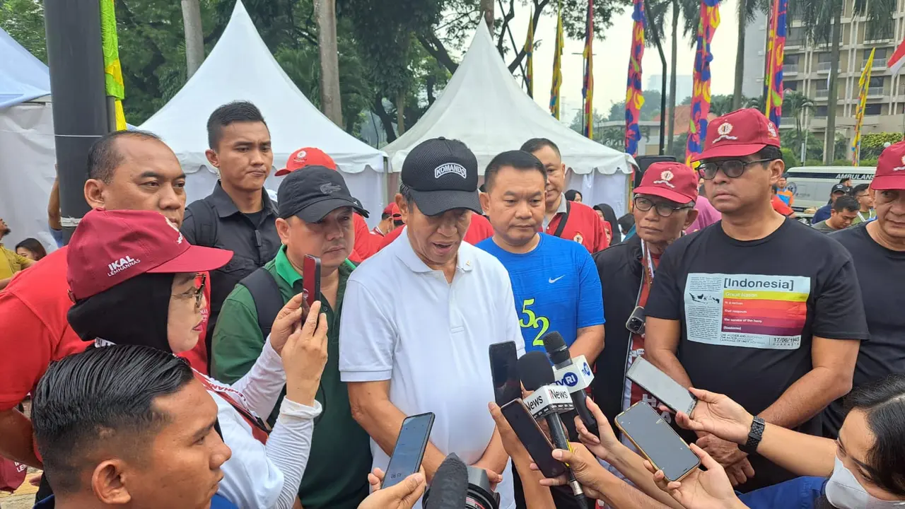 Jenderal TNI (Purn) Agum Gumelar saat ditemui wartawan di sela-sela Jalan Sehat Nusantara (JSN) DPP IKAL bersama jajaran Pemerintah Provinsi (Pemprov) DKI Jakarta di Plaza Parkir Timur GBK, Senayan, Jakarta, Minggu (12/3/2023)