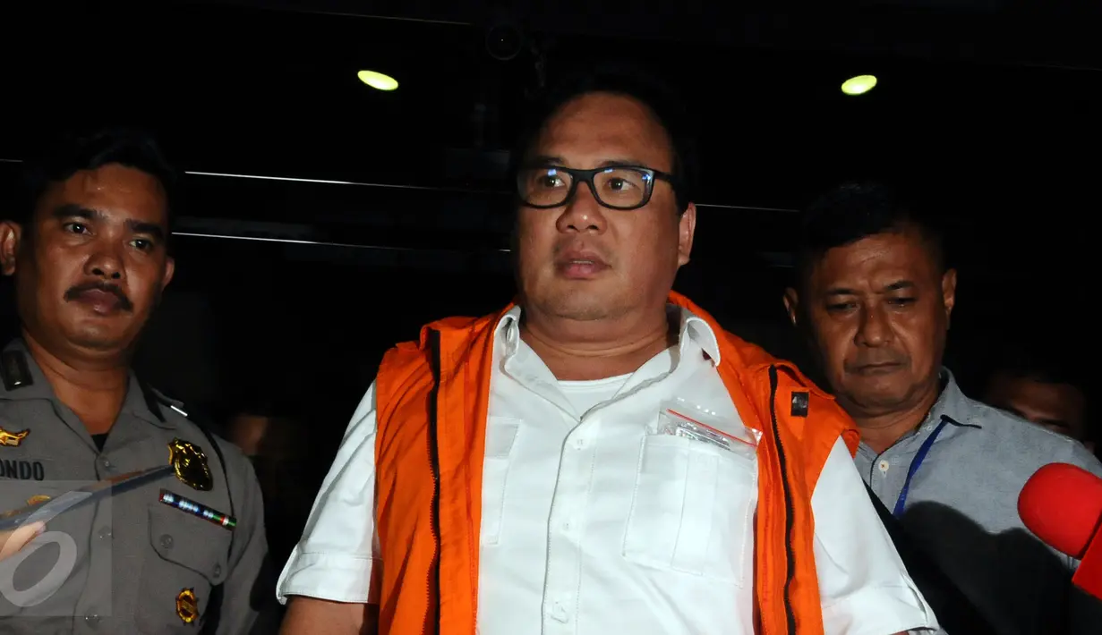 Basuki Hariman saat akan meninggalkan gedung KPK usai menjalani pemeriksaan terkait penyuapan Hakim MK, Patrialis Akbar, Jakarta, Jumat (27/1). Basuki diduga memberi suap senilai USD 20 ribu dan SGD 200 ribu. (Liputan6.com/Helmi Fithriansyah)