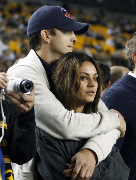 Mila Kunis dan Ashton Kutcher memang selalu memamerkan kemesraannya. Ashton selalu terlihat menemani Mila untuk pergi ke suatu tempat. Hal ini tak hanya dilakukannya saat Mila sedang hamil. (AFP/Bintang.com)