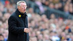 Manajer Manchester United, Sir Alex Ferguson, memberikan instruksi kepada anak asuhnya saat melawan Liverpool. Meski kalah, pada musim ini Setan Merah tetap berhasil meraih gelar Liga Inggris. (AFP/Andrew Yates)