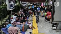 Warga tertidur saat menggelar aksi di depan Balai Kota, Jakarta, Senin (5/12/2022). Dengan membawa terpal dan perabotan rumah tangga, puluhan korban gusuran Kampung Bayam kembali membangun tenda darurat di depan Balai Kota untuk menuntut PT Jakarta Propertindo (JakPro) segera menyerahkan kunci hunian Kampung Susun Bayam (KSB) serta memberikan harga sewa yang murah. (merdeka.com/Iqbal S. Nugroho)