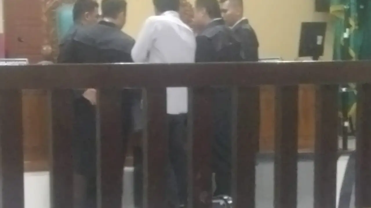 Sidang pemeriksaan saksi dalam perkara dugaan penipuan dan penggelapan hasil jual beli rokok berlangsung di Pengadilan Negeri Wajo, Sulsel (Liputan6.com/Eka Hakim)