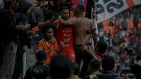 Pemain Persija Jakarta, Emaxwell Souza merayakan golnya dengan penonton yang hadir pada laga pekan terakhir BRI Super League 2025/2026 pada Sabtu (23/5) sore WIB. (Bola.com/Abdul Aziz)