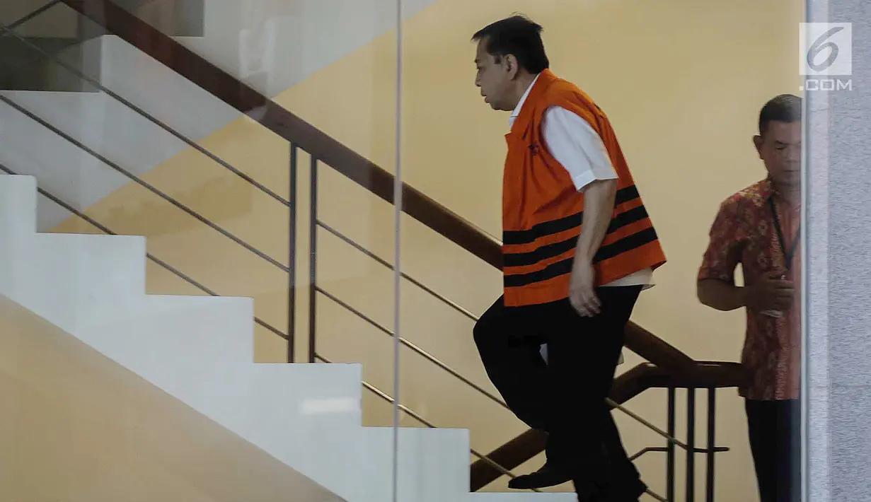 Terdakwa kasus korupsi e-KTP Setya Novanto, saat di dalam gedung Komisi Pemberantasan Korupsi (KPK), Jakarta, Jumat (22/12). Setnov menjalani pemeriksaan bersama putra sulungnya Rheza Herwindo. (Liputan6.com/Faizal Fanani)