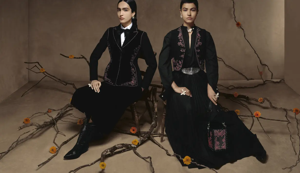 Sosok simbolik Frida Kahlo menawarkan hubungan yang kuat dengan budaya ini, lalu dirayakan lewat koleksi Dior Cruise 2024. Frida Kahlo digambarkan sebagai artis yang melampaui tubuhnya, lewat pakaian yang merepresentasi, proklamasi, protes, dan penegasan. [Foto: Document/Dior Cruise]