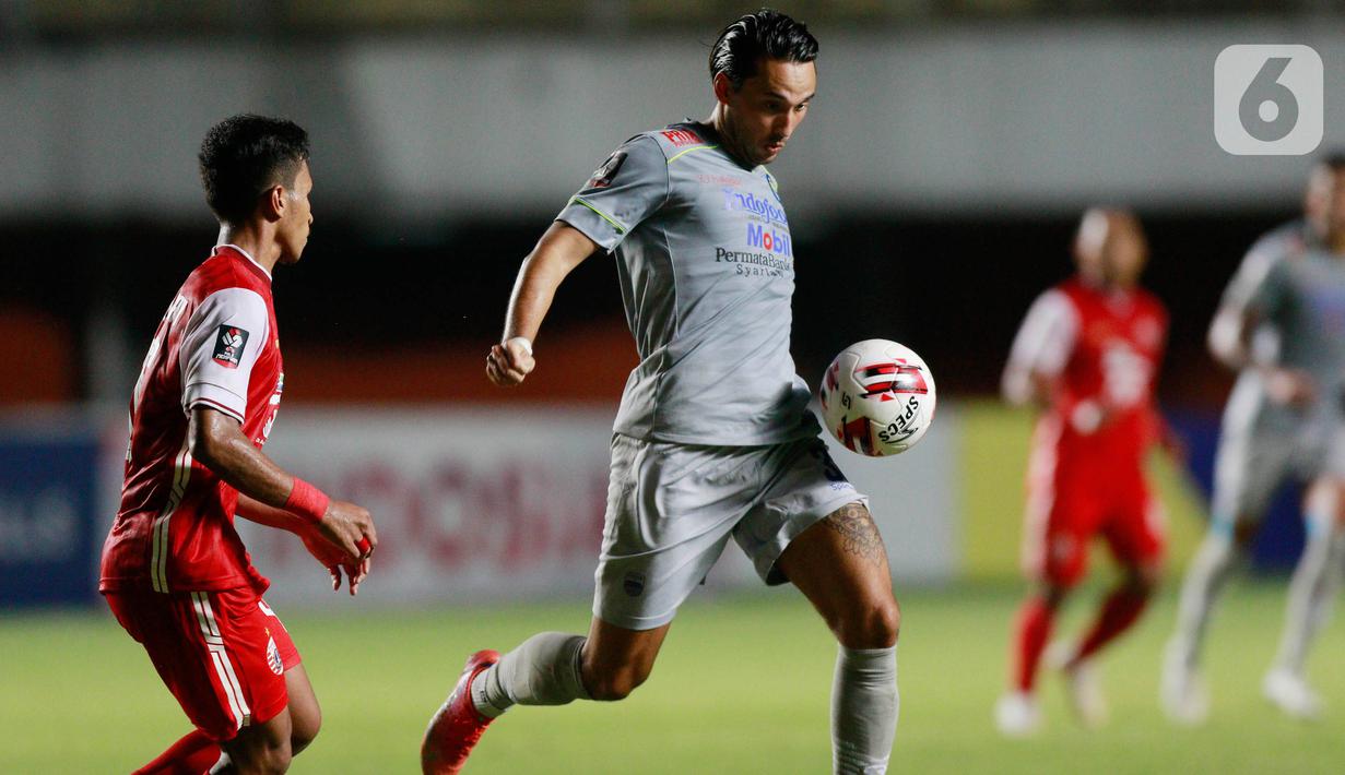 Striker Persib Bandung, Ezra Walian (kanan) mengontrol bola saat melawan Persija Jakarta pada laga final Piala Menpora 2021 di Stadion Maguwoharjo, Sleman, Kamis (22/4/2021). Persija menang dengan skor 2-0. (Bola.com/M Iqbal Ichsan)