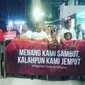 Keluarga pemain Timnas Indonesia U-22 menyambut kedatangan pasukan Luis Milla di Bandara Soekarno-Hatta, Rabu (30/8/2017). (Liputan6.com/Pramita Tristiawati)