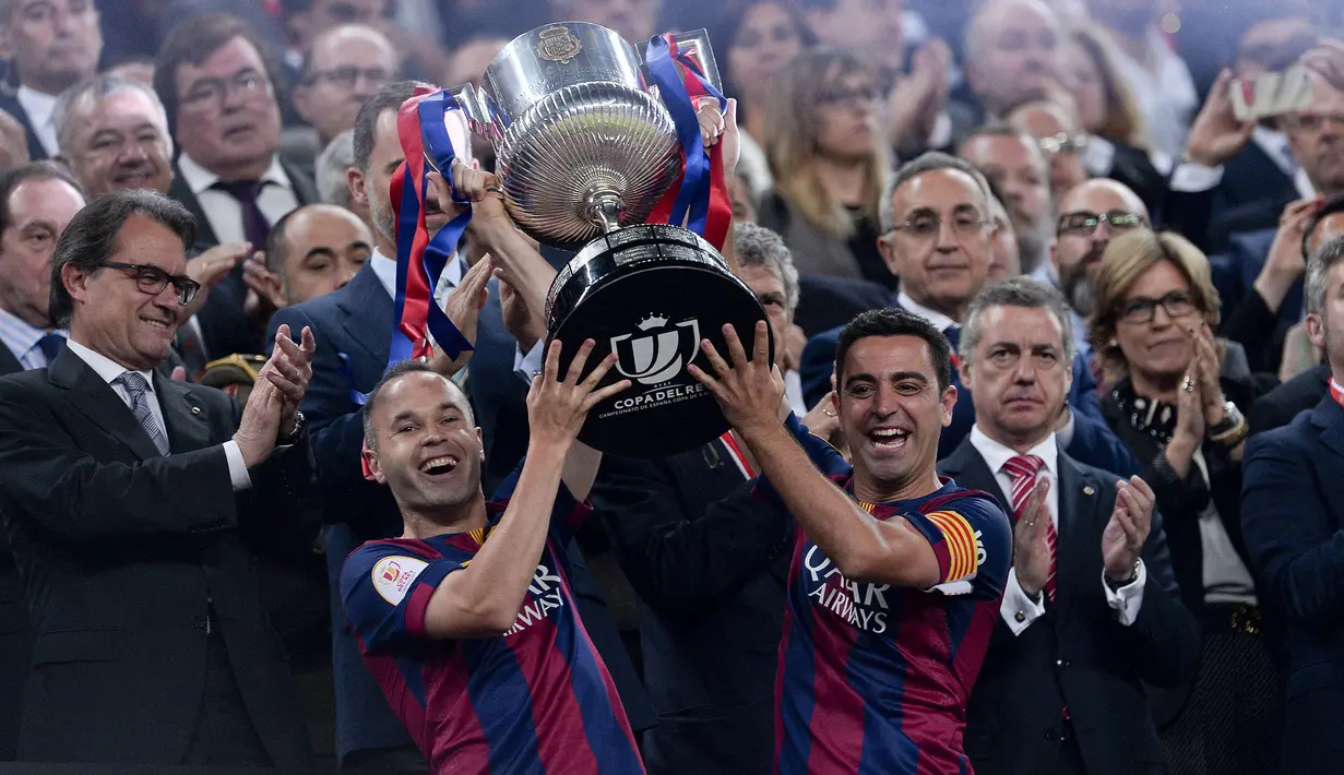 Duet legendaris Xavi Hernandez dan Andres Iniesta tentu masuk ke dalam daftar ini. Tak ada yang diragukan tentang duo gelandang Barcelona tersebut. Mereka merupakan metronom permainan Blaugrana dengan teknik dan kecerdasan kelas dunia. (AFP/Josep Lago)