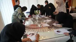 Mereka menggelar doa bersama sebagai bentuk solidaritas atas agresi Amerika Serikat dan Israel yang menewaskan Pemimpin Tertinggi Iran, Ayatollah Seyyed Ali Khamenei. Tampak dalam foto, para pelayat menulis catatan belasungkawa untuk almarhum Pemimpin Tertinggi Iran Ayatollah Ali Khamenei di kediaman duta besar Iran untuk Indonesia, Jakarta, Kamis 5 Maret 2026. (AP Photo/Tatan Syuflana)