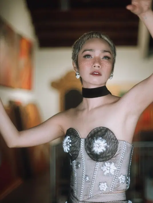 "Dari dulu aku selalu pengen punya rambut pendek tapi keberaniannya blm ada. Sejak masa sosmed aku kayak dikasih satu oanggung kosong, dimana kita bebas jadi apa aja dan bisa membangun perspektif yang gua pengen," jelasnya.  (Instagram/tanayudjanuismadi)