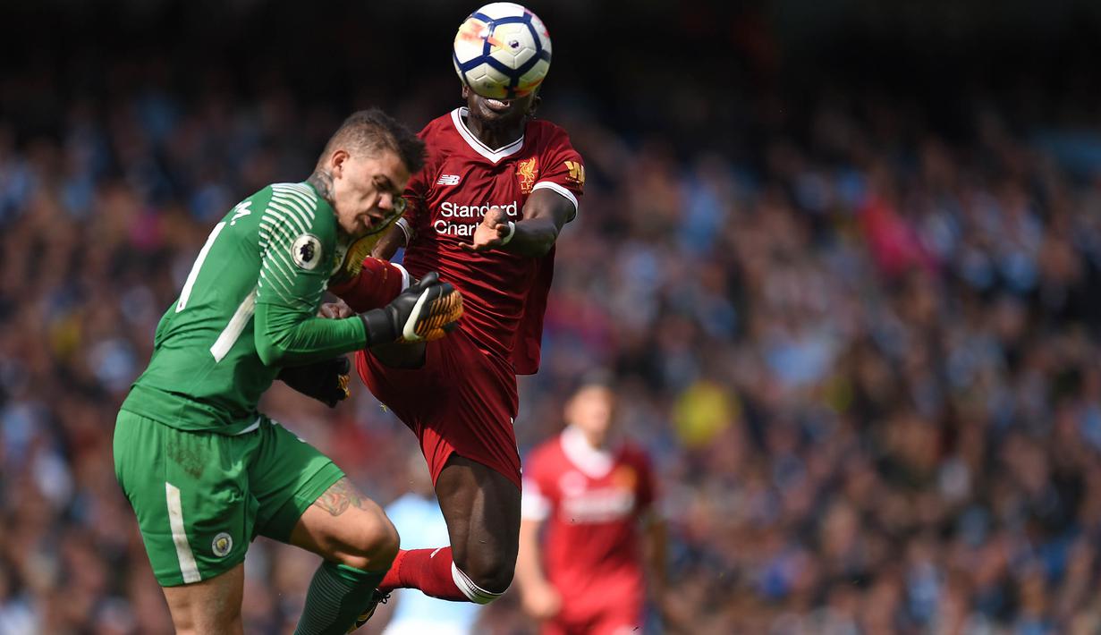 Kaki dari penyerang Liverpool, Sadio Mane, mendarat di wajah kiper Manchester City, Ederson Moraes, pada laga Premier League di Stadion Ettihad, Manchester, Sabtu (9/9/2017). Akibat insiden ini Ederson mengalami luka parah. (AFP/Oli Scarff)