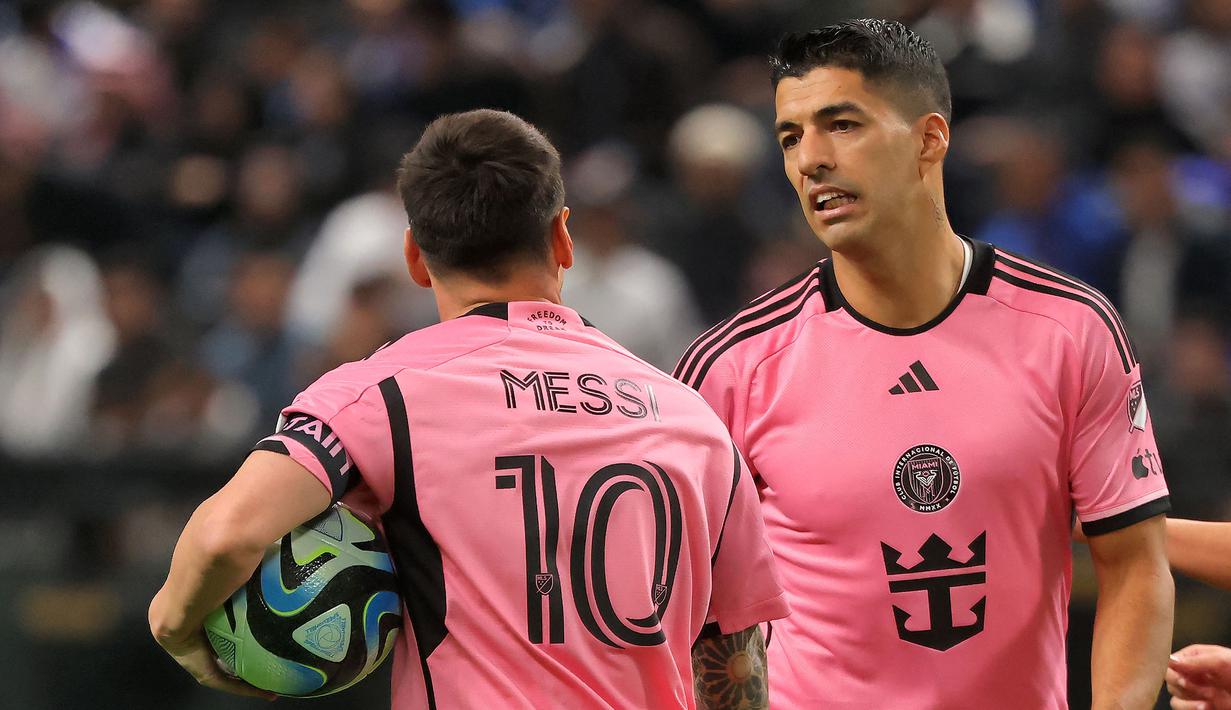Pemain Inter Miami, Luis Suarez (kanan) berbincang dengan rekannya, Lionel Messi saat laga persahabatan melawan Al-Hilal yang berlangsung di Kingdom Arena Stadium, Riyadh, Arab Saudi, Selasa (30/01/2024) WIB. Suarez mencetak gol pada menit ke-34. (AFP/Fayez Nureldine)