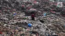 Pemulung mengumpulkan sampah plastik tempat Pembuangan Sampah Akhir (TPA) Burangkeng, Bekasi, Jawa Barat, Senin (6/5/2024). TPA Burangkeng rencananya akan memperluas lahan pembuangan sampah. (merdeka.com/Imam Buhori)