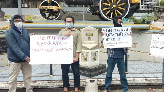 Sejumlah jurnalis tengah menggelar aksi solidaritas terhadap jurnalis Tempo Nurhadi, di Jalan Asia-Afrika, Kota Bandung, Sabtu (3/4/2021). (Foto: Liputan6.com/Dikdik Ripaldi)