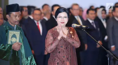 Destry Damayanti memberi isyarat salam saat pelantikan dirinya sebagai Deputi Gubernur Senior Bank Indonesia di Gedung MA, Jakarta, Rabu (7/8/2019). Destry dilantik menjadi Gubernur Senior BI periode 2019-2024. (Liputan6.com/Angga Yuniar)