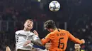 Pemain Belanda, Marten de Roon, duel udara dengan gelandang Jerman, Toni Kroos, pada laga UEFA Nations League di Veltins Arena, Gelsenkirchen, Senin (19/11/2018). Kedua tim bermain imbang 2-2. (AP/Martin Meissner)
