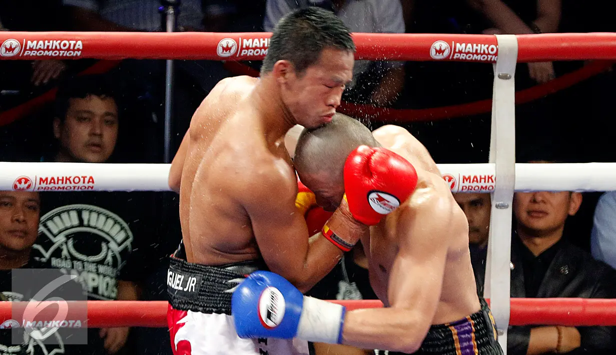 Daud Yordan (kiri) berhasil memukul Yoshitaka Kato pada pertandingan bertajuk Road to the World Champions, Jakarta, Jumat (5/2). Dalam Pertandingan WBO (The World Boxing Organization) ini di menangkan oleh Daud Yordan. (Liputan6.com/Johan Tallo)