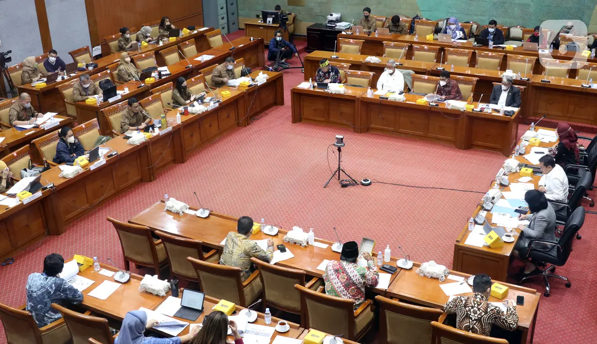 Suasana rapat kerja Menparekraf Sandiaga Uno dengan Komisi X DPR di Gedung Nusantara I, Jakarta, Rabu (16/3/2022). Rapat membahas kesiapan dukungan pelaksanaan MotoGP Mandalika 2022, strategi pemulihan dan penguatan Kemenparekraf pascamelandainya pandemi COVID-19. (Liputan6.com/Angga Yuniar)