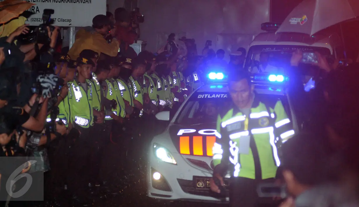 Sejumlah polisi berjaga saat ambulans pembawa jenazah eksekusi mati tiba di dermaga Wijayapura, Cilacap, Jawa tengah,Jumat (29/7). Pelaksanaan eksekusi terpidana mati di Lapangan Tembak Tunggal Panaluan. (Liputan6.com/Helmi Afandi) 