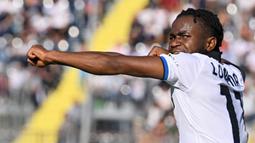 Selebrasi striker Atalanta, Ademola Lookman setelah menjebol gawang Empoli pada laga Liga Italia 2022/2023 di Carlo-Castellani Stadium, Empoli (30/10/2022). Ademola Lookman yang didatangkan Atalanta pada awal musim 2022/2023 dari RB Leipzig telah mencetak 12 gol dan 5 assist dari total 26 laga di Liga Italia 2022/2023. (AFP/Tiziana Fabi)