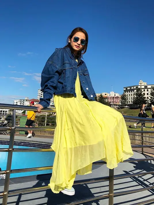 Semua jenis busana bakal terlihat cocok jika dikenakan ibu satu anak ini. Tak terkecuali gaun warna kuning menyala dibalut jaket jins yang tampak modis saat dikenakan Acha Septriasa. Tak hanya itu, Acha juga lihai berpose di depan kamera sehingga fotonya selalu hits. (Liputan6.com/IG/@septriasaacha)