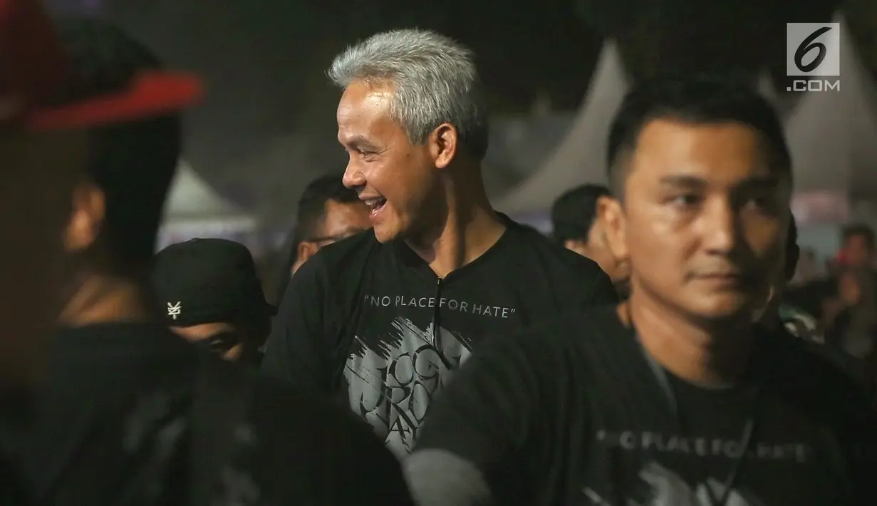 Gubernur Jawa Tengah, Ganjar Pranowo tiba untuk menonton Jogjarockarta 2018 di Stadion Kridosono Yogyakarta (27/10). Diketahui, Ganjar diundang band asal Los Angeles Megadeth melalui akun media sosialnya. (Fimela.com/Bambang E.Ros)