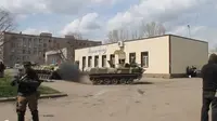 Aksi drift yang biasanya dilakukan dengan menggunakan mobil dianggap terlalu mainstream oleh barisan tentara Ukraina.