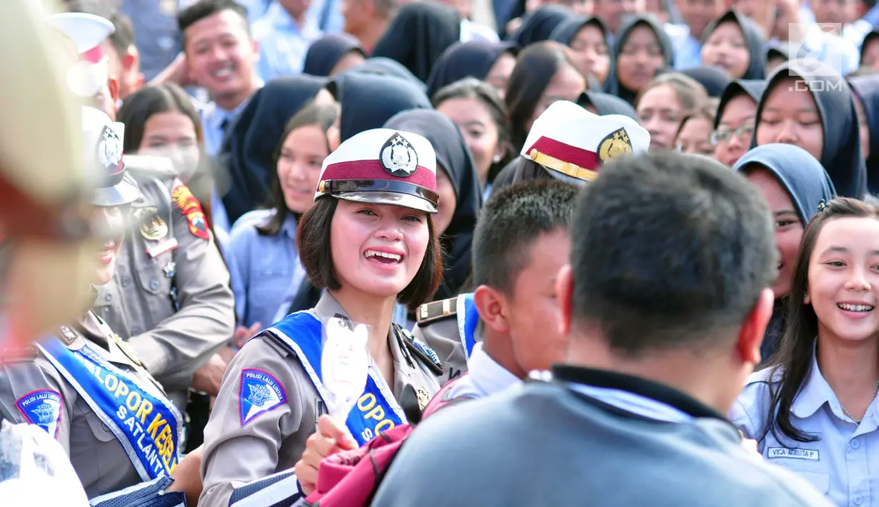 Polres Semarang menggelar Millenial Road Safety Festival (MRSF) 2019 di Halaman SMK 1 Bawen, Semarang, Jumat (1/2). Kegiatan ini bentuk kepedulian kepolisian pada kaum millennial yang berusia 17-35 tahun dalam tertib berlalu lintas. (Liputan6.com/Gholib)