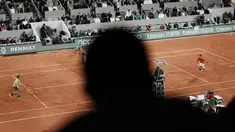 Petenis Spanyol, Rafael Nadal (kiri) saat bertanding melawan Novak Djokovic dari Serbia dalam pertandingan perempat final turnamen French Open 2022 di stadion Roland Garros di Paris, Rabu (1/6/2022). Nadal berhasil melaju ke semifinal usai mengalahkan Djokovic dengan skor 6-2, 4-6, 6-2, 7-6(4). (AP Photo/Thibault Camus)