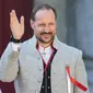 Putra Mahkota Haakon-Magnus dari Norwegia menyambut pawai anak-anak selama perayaan 17 Mei di kediaman Kerajaan, Skaugum, sebelah barat ibu kota Norwegia, Oslo, pada 17 Mei 2024.Norwegia merayakan penandatanganan konstitusi negara pada 17 Mei 1814 dengan pawai anak-anak dan band sekolah di seluruh negeri. (Dok: Lise &Aring;serud / NTB / AFP)D