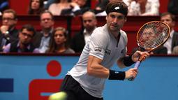 David Ferrer dipaksa bermain 3 set di final Erste Bank Open 2015 oleh lawannya, Steve Johnson, Miggu (25/10/2015). (Bola.com/Reza Khomaini)