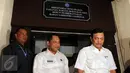 Kepala BNN Budi Waseso (tengah) mengajak Menkopolhukam Luhut Binsar Pandjaitan untuk melihat fasilitas yang dimiliki BNN, Jakarta, Kamis (10/3/2016). Luhut menilai, fasilitas lembaga BNN cukup memprihatinkan. (Liputan6.com/Helmi Afandi)