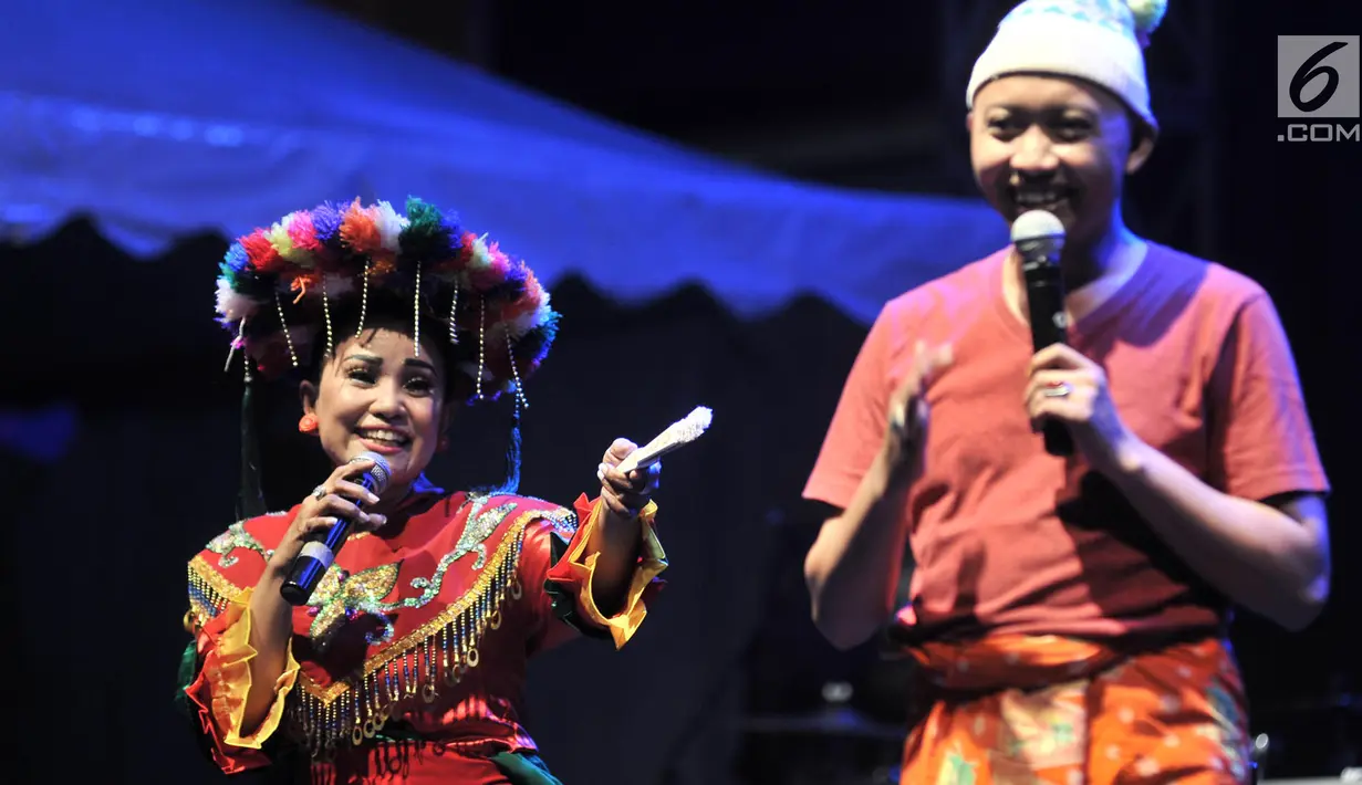 Pelakon tampil dalam pementasan Topeng Betawi saat perayaan HUT ke-50 Taman Ismail Marzuki (TIM) di Jakarta, Rabu (7/11) malam. Perayaan ulang tahun Taman Ismail Marzuki (TIM) kali ini berlangsung 7 hingga 11 November 2018. (Merdeka.com/Iqbal S Nugroho)