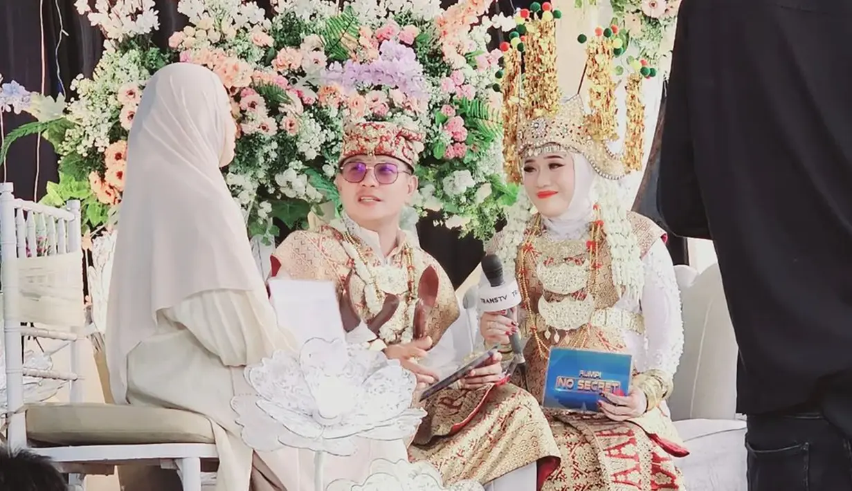 Pada momen resepsi pernikahan yang diadakan setelah prosesi akad nikahnya, Andika dan Ayu tampil serasi mengenakan busana adat khas Lampung. Istri Andika yang diketahui berprofesi sebagai dokter juga tampil menawan mengenakan mahkota khas Lampung. (Liputan6.com/IG/@pb_gemilang_lampung)