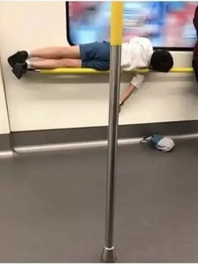 10 Potret Absurd Bocah Tidur di Sembarang Tempat, Ada yang Di Rak Supermarket