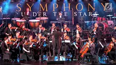 Twilite Orchestra dengan konduktor musik Addie MS tampil dalam konser Symphony Under The Stars di Lippo Mall Kemang, Jakarta, Sabtu (28/7). Movie Fest merupakan tema musik yang akan ditampilkan pada kegiatan musik kali ini. (Liputan6.com/Fery Pradolo)