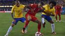 Pemain Peru, Paulo Guerrero, berusaha melewati pemain Brasil, Dani Alves, pada laga Grup B Copa America Centenario. Gol tunggal Peru tercipta pada menit ke-75 melalui Raul Ruidiaz. (AFP/Hector Retamal)