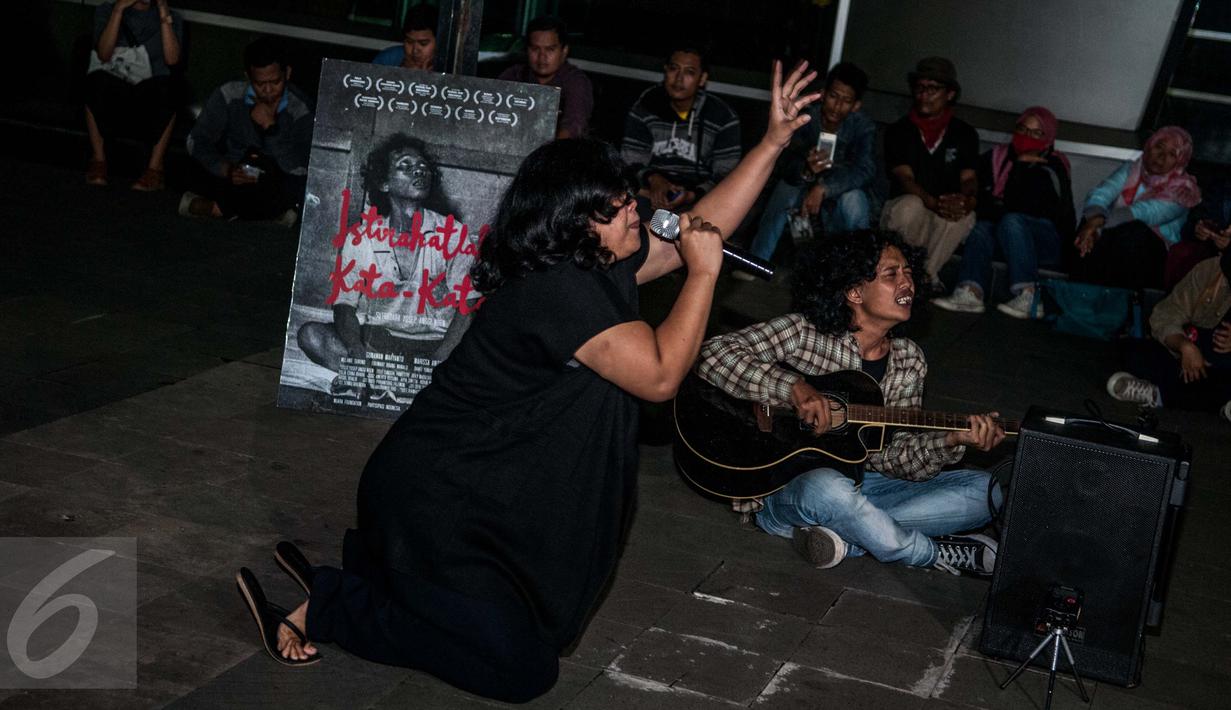 Pembacaan puisi tersebut untuk mengenang Widji Thukul dalam film "Istirahatlah Kata - Kata", Jakarta, Selasa (24/1). Widji Thukul adalah sastrawan dan aktivis HAM yang dinyatakan masuk daftar orang hilang sejak tahun 2000 (Liputan6.com/Gempur M Surya)