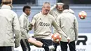 Bek Ajax Amsterdam, Rasmus Kristensen, mengontrol bola saat melakukan sesi latihan jelang laga semifinal Liga Champions di Stadion Johan Cruyff, Rabu (8/5). Ajax Amsterdam akan berhadapan dengan Tottenham Hotspur. (AFP/John Thys)