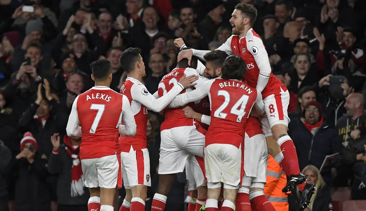 Para pemain Arsenal merayakan gol bunuh diri yang dilakukan bek Leicester, Robert Huth, pada laga Premier League di Stadion Emirates, London, Rabu (26/4/2017). Arsenal menang 1-0 atas Leicester. (AFP/Will Oliver)