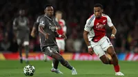 Tertinggal 0-1, Real Madrid berupaya bangkit dan mencoba mengatasi tekanan tinggi dari tuan rumah, Arsenal. (Adrian Dennis/AFP)
