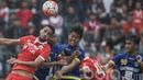 Bek Persija Jakarta, William Pacheco, duel udara dengan pemain Cilegon United. Pertandingan uji coba kontra Cilegon United ini menjadi laga uji coba ketiga Persija atau yang pertama di luar Jabodetabek. (Bola.com/Vitalis Yogi Trisna)