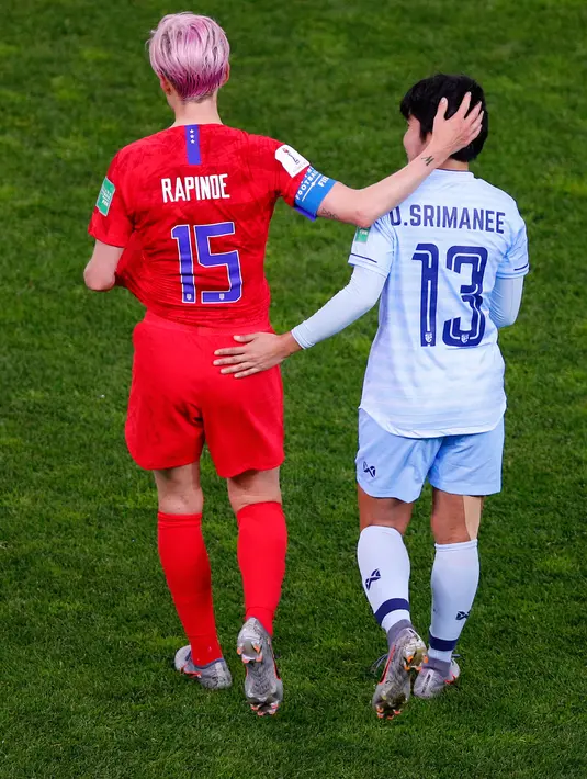 Pemain AS Megan Rapinoe menyapa pemain Thailand Orathai Srimanee usai pertandingan grup F Piala Dunia Wanita Prancis 2019 di Stadion Auguste-Delaune di Reims, Prancis (11/6/2019). Amerika Serikat berhasil menang telak atas Thailand dengan skor 13-0. (AP Photo/Francois Mori)