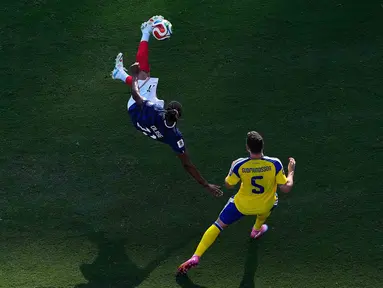 Pemain Prancis Michael Olise melakukan tendangan salto di samping pemain Swedia Gabriel Gudmundsson selama pertandingan sepak bola babak 32 Piala Dunia di East Rutherford, N.J., dekat New York, Selasa (30/06/2028).  (AP Photo/Petr David Josek)